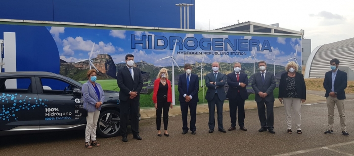 El vicepresidente del Gobierno de Aragón recibe el primer vehículo propulsado por hidrógeno matriculado en España
